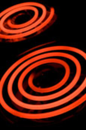 Glühende Heizspiralen einer Herdplatte emittieren infrarote Strahlung.